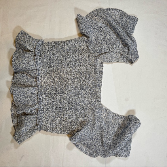 Astr The Label Blue and White Floral Smocked Flutter Sleeved Crop Top Blouse - Picture 7 of 7